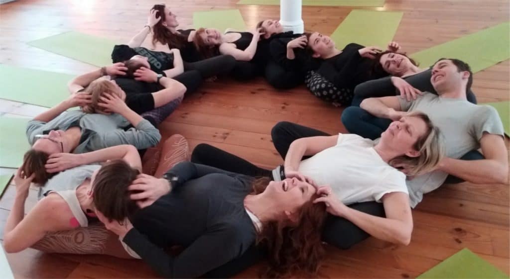Die Ausbildung verbindet! Die eigene Yoga-Ausbildung anbieten bedeutet viele neue Menschen im eigenen Wirkkreis aufnehmen.