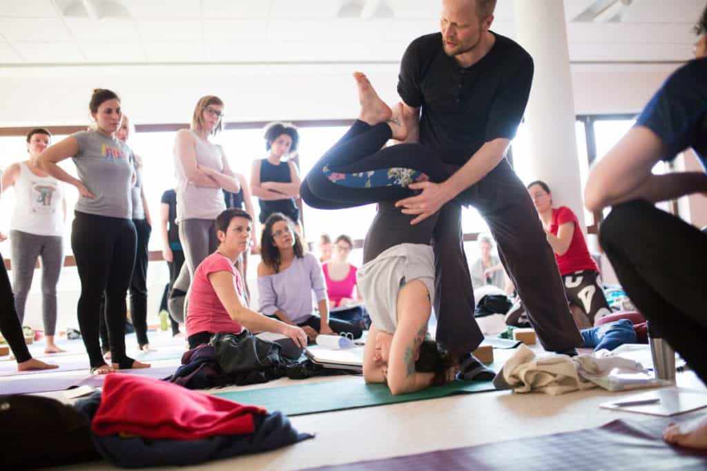 Inner Flow Yoga-Ausbildung, konzipiert von Uli Schuchart. Dadurch kannst du deine eigene Yoga-Ausbildung anbieten.