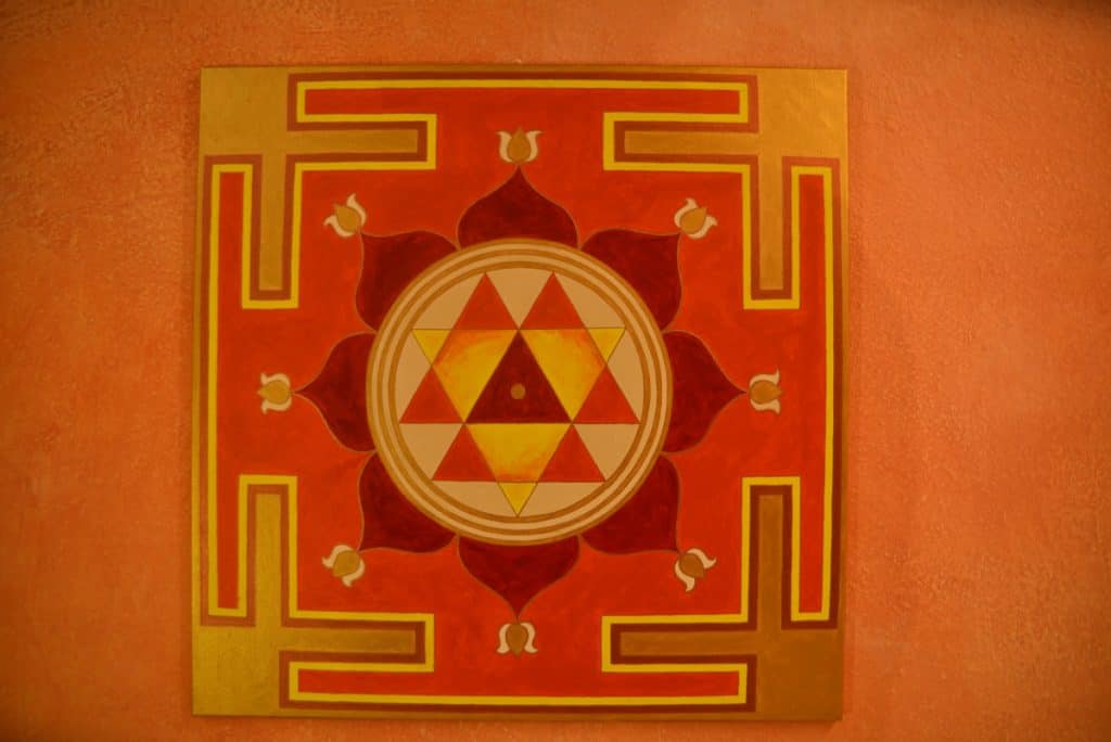 Yantra in verschiedenen rot, orange und gelb Tönen. Es steht symbolisch für Yoga der Energie