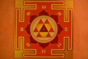 Yantra in verschiedenen rot, orange und gelb Tönen. Es steht symbolisch für Yoga der Energie