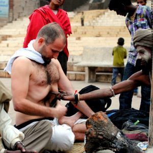 Manuel praktiziert Pranayama unter Anleitung eines Yogi