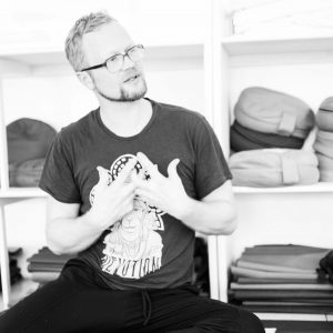 Inner Flow Yoga - Gründer Uli Schuchart. Gehe deinen Yoga Weg.