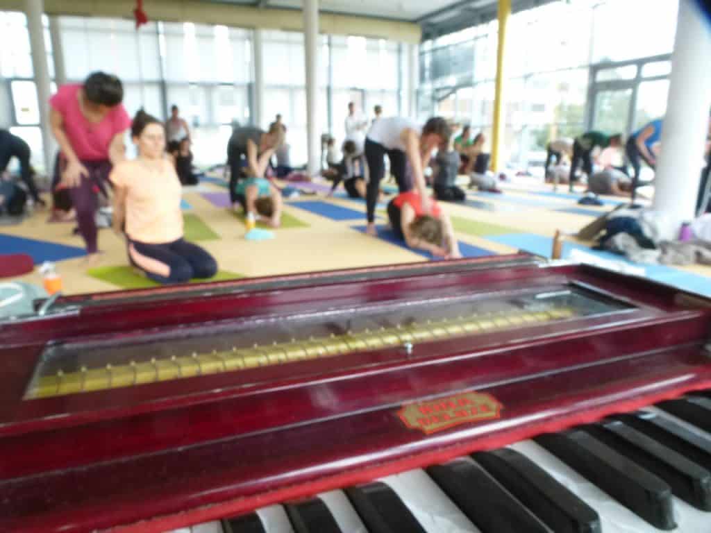Gegenseitig unterrichten in der Yogalehrer-Ausbildung