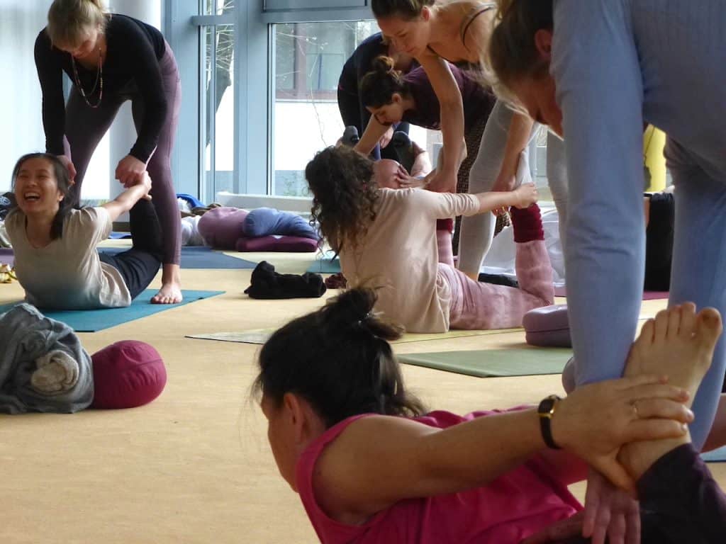 Yogalehrer-Ausbildung_Hands on