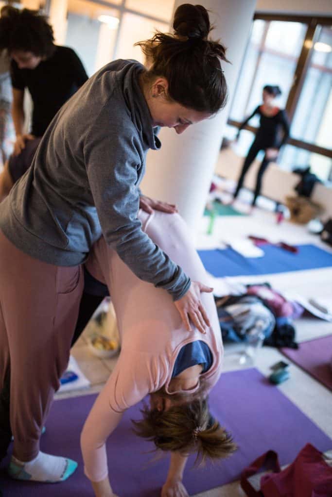Fachpraktische Kompetenz ist zentral für die Krankenkassen-Anerkennung für Yogalehrer*innen